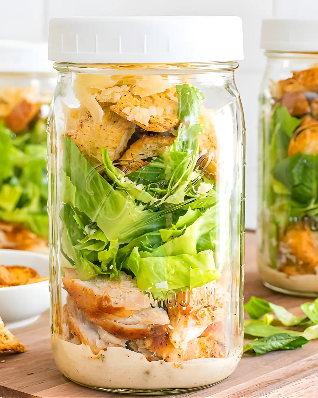 Salada caesar no pote com frango grelhado e croutons dourados