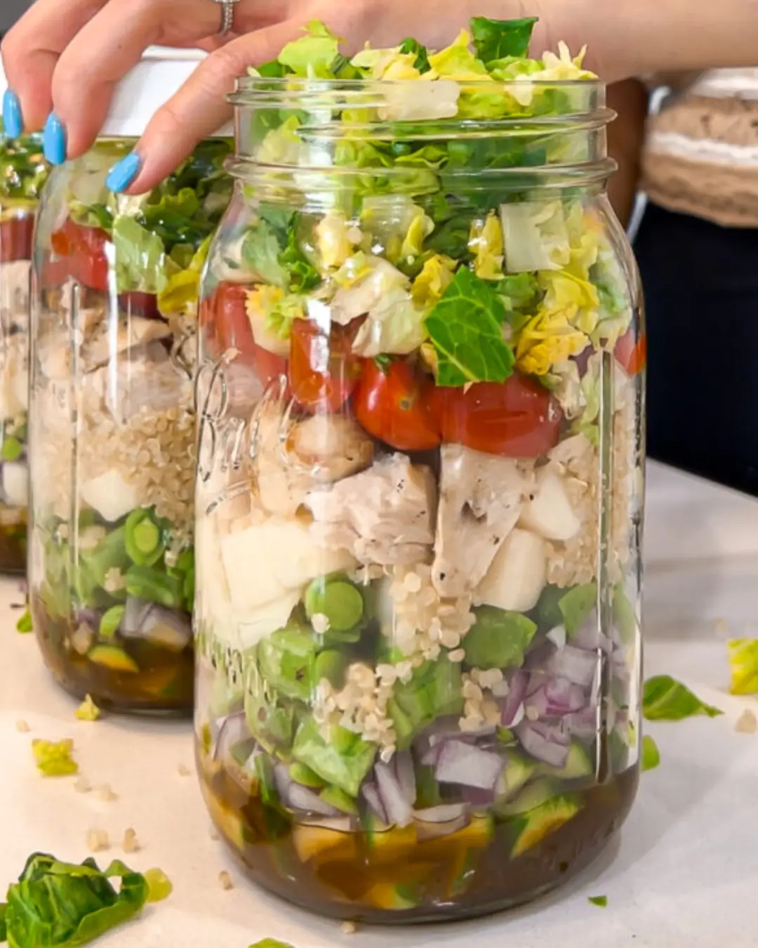 Salada mediterrânea no pote com grão-de-bico, tomate cereja e frango
