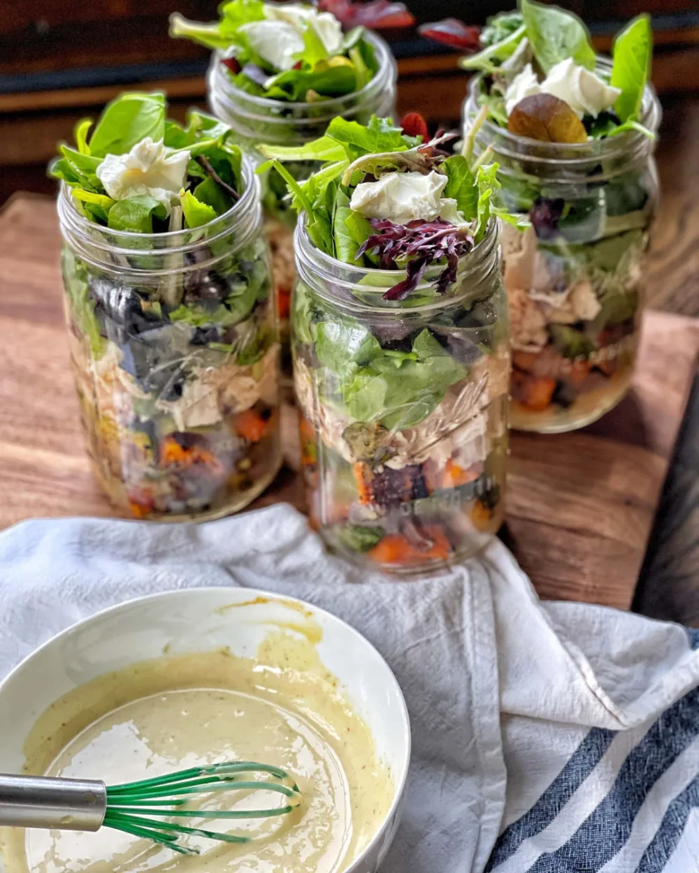 Salada rústica em potes de vidro com molho de mostarda e mel sendo preparado