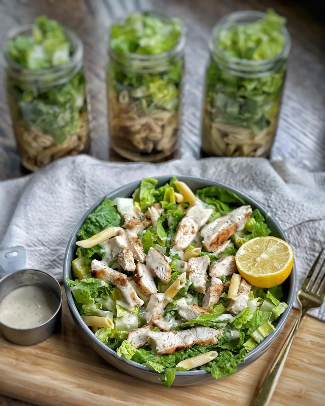 Salada toscana no pote com folhas, queijo branco e grãos